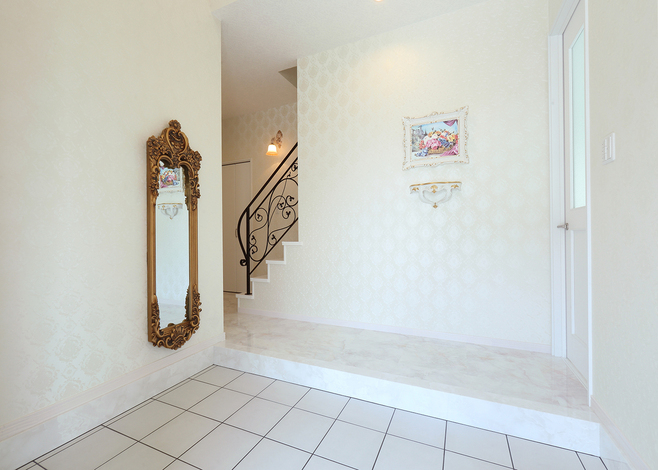 重厚なデザインの鏡、絵画やアクセントクロスが、白で揃えられた内観とマッチして、上質な印象を与える