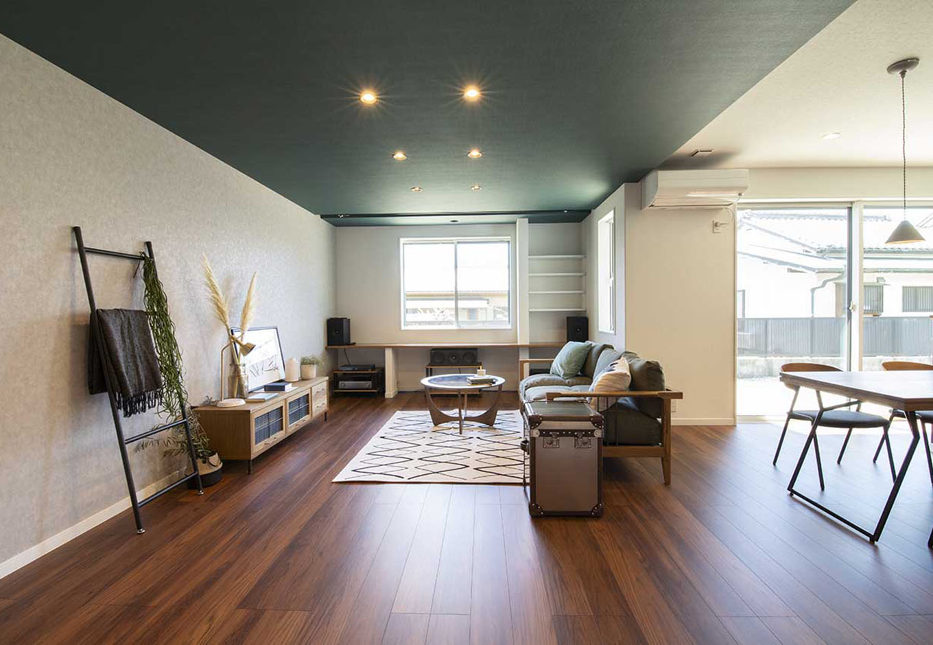 遠州鉄道 遠鉄ホーム【デザイン住宅、平屋、インテリア】広いリビングはシアタールームにもなるよう大型スクリーンが設置され、家族だんらんの時間が楽しめる