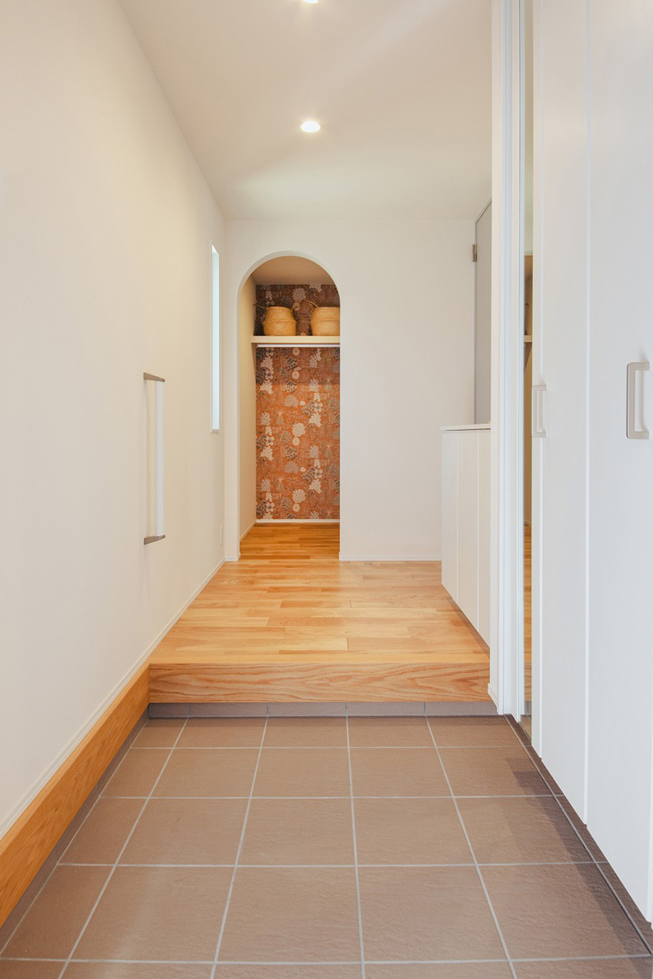 遠州鉄道 遠鉄ホーム【浜松市中央区青屋町400・モデルハウス】玄関横に設けたファミリークローゼットは、家族みんなで使える便利な収納。コートや靴、バッグをさっと出し入れできて、外出や帰宅の動作もスムーズで時間の節約につながる。子どもの学校用品やスポーツ道具もまとめて収納できるから便利