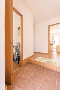 広い玄関ホールは、来客にも好印象。Uさんも、帰宅して足を踏み入れた時の、安堵感と開放感が好きだという