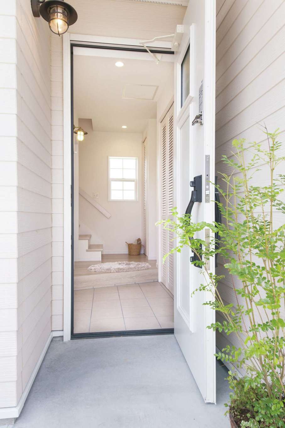 SEVEN HOUSE/セブンハウス【デザイン住宅、二世帯住宅、インテリア】玄関の扉を開けると、外観だけでなく家の中も真っ白！　外光を取り入れ、とても明るい空間になっている
