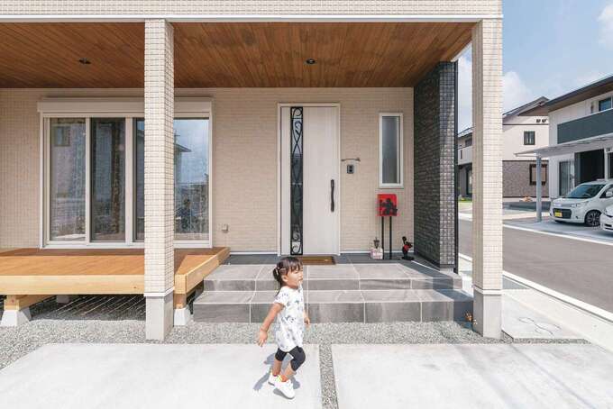 玄関とデッキテラスの軒天はレッドシダーを張って、ナチュラルな雰囲気に