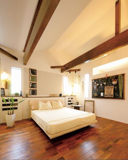 アイフルホーム焼津店 （三住建設）【焼津市八楠3-10-13・モデルハウス】寝室の床には無垢のウォールナットを貼り、落ち着いた雰囲気に仕上げた。ベッドまわりの造作は使い勝手と装飾性に配慮