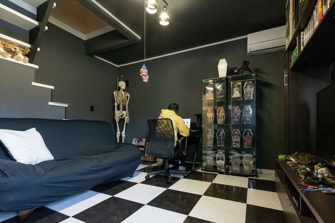 ご主人専用の趣味部屋。長年集めてきたシリーズのフィギュアをショー