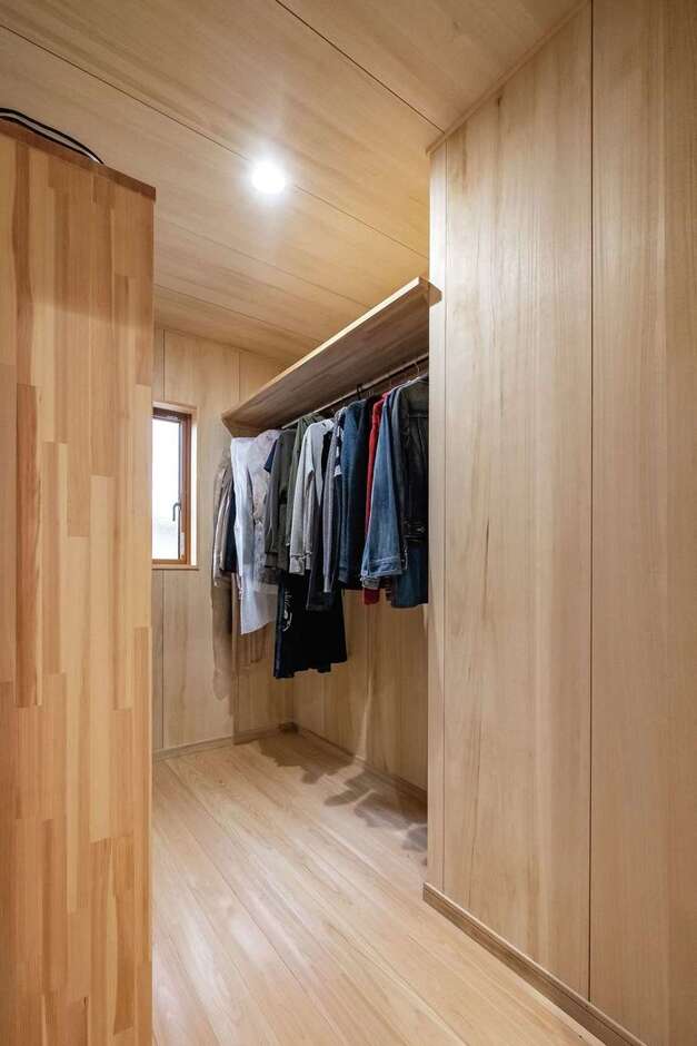 2階に設けたファミリークローゼット。収納の内部にも木をふんだんに使っているので、湿気がこもらない