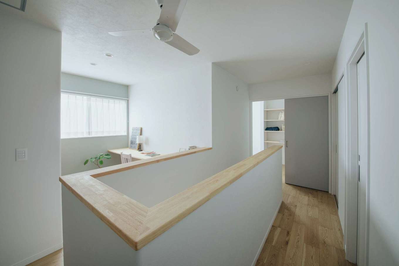 ほっと住まいる【自然素材、間取り、インテリア】2階ホールと一体化する書斎を用意