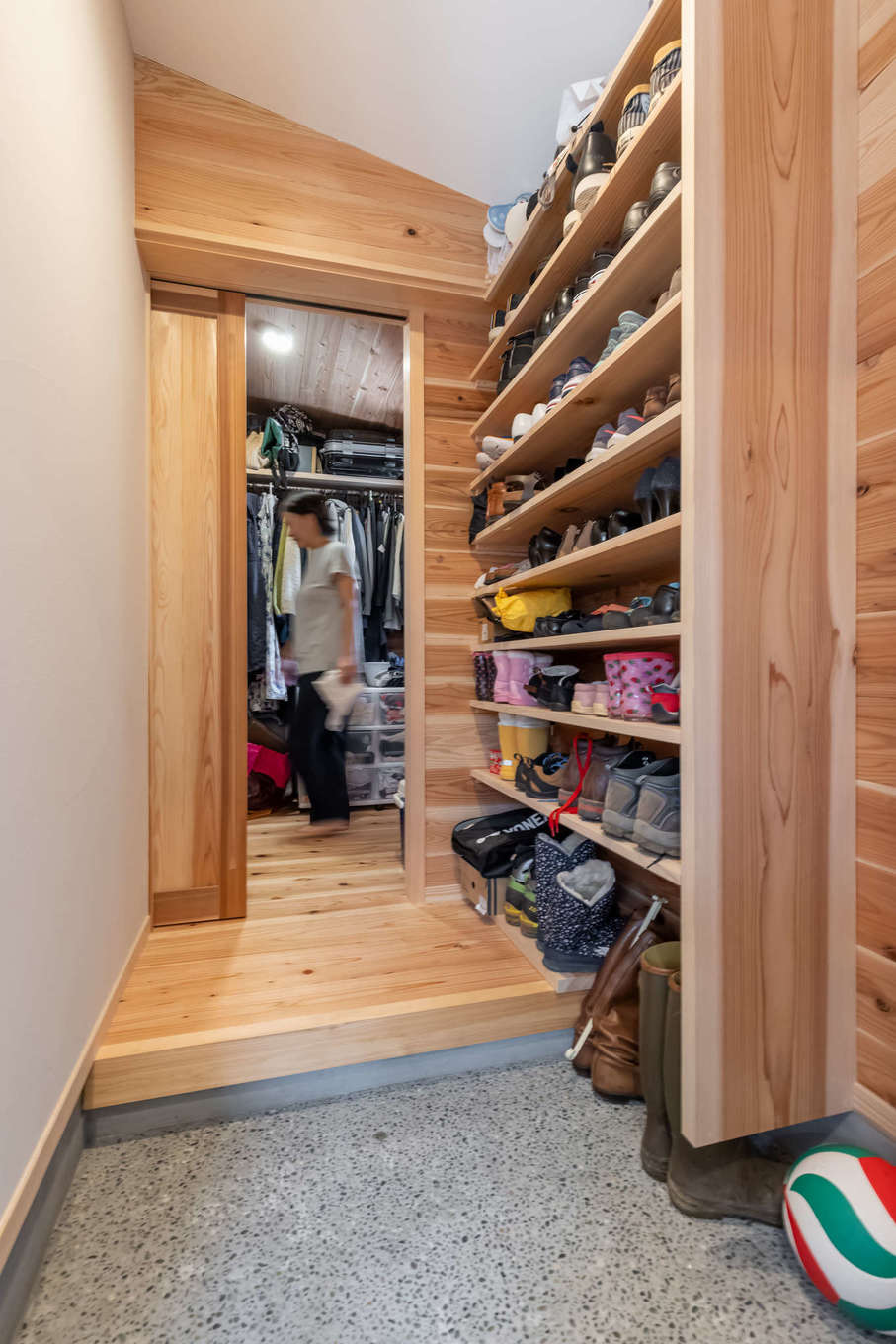 有吉住宅【収納力、自然素材、間取り】帰宅してすぐ着替えたいご主人のため、玄関脇のシューズクロークとファミリークローゼットをつなげ、水回りまで一直線で行けるようにした