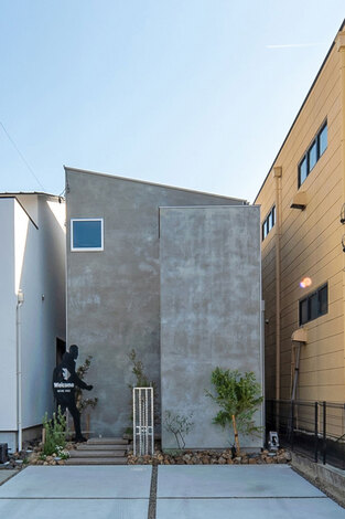 隣家が迫る狭い土地でのびのび。公園のように遊べる家