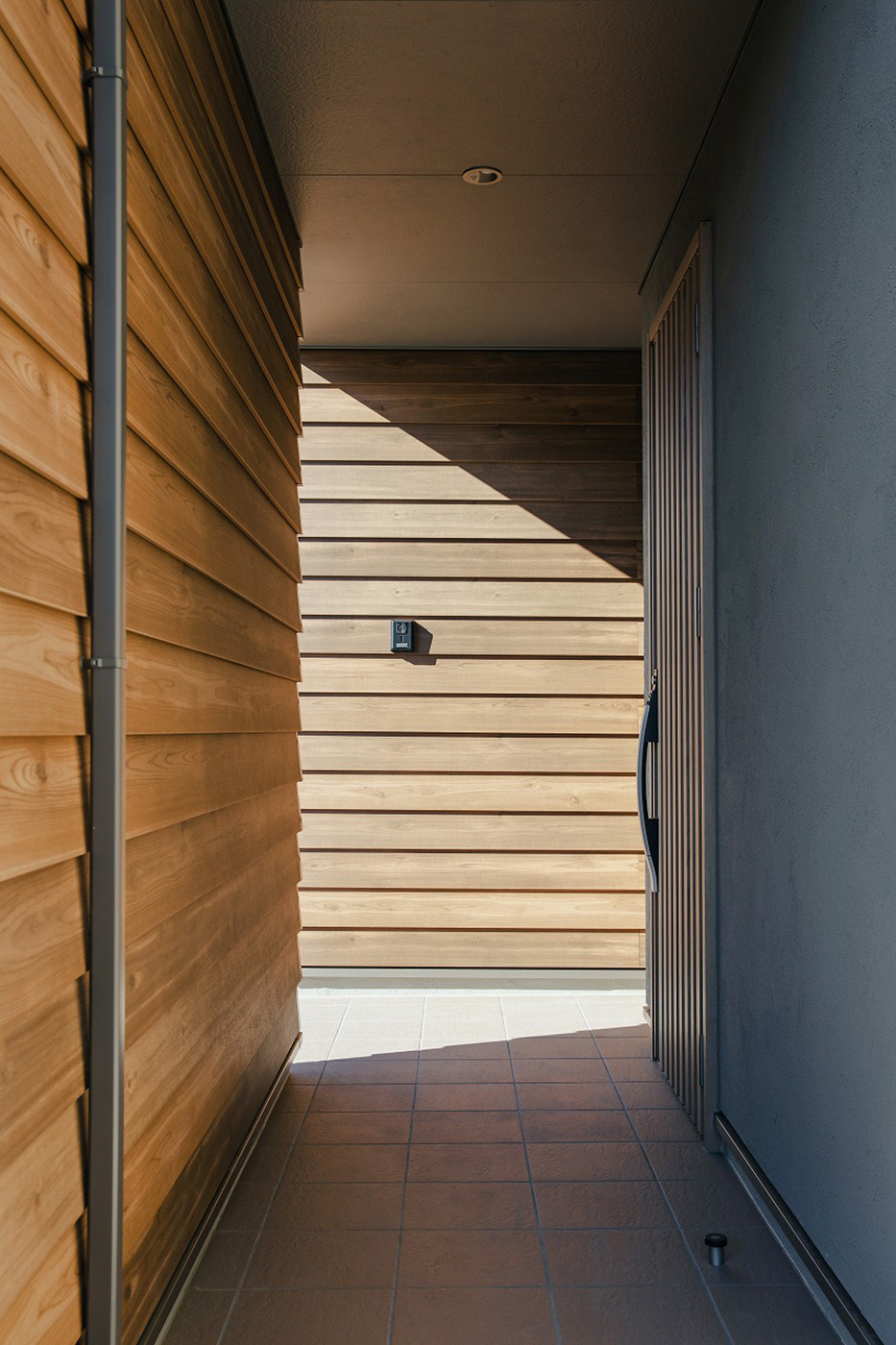 遠州鉄道 遠鉄ホーム【浜松市中央区青屋町400・モデルハウス】デザイン性を高めるだけでなく、プライバシーも守るアクセントウォール