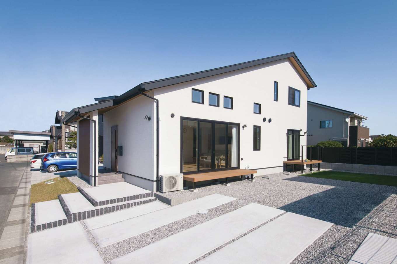 コットンハウス【子育て、省エネ、間取り】大屋根の美しいプロポーションが印象的な外観。スクエアな窓が落ち着きの中にリズムを生んでいる