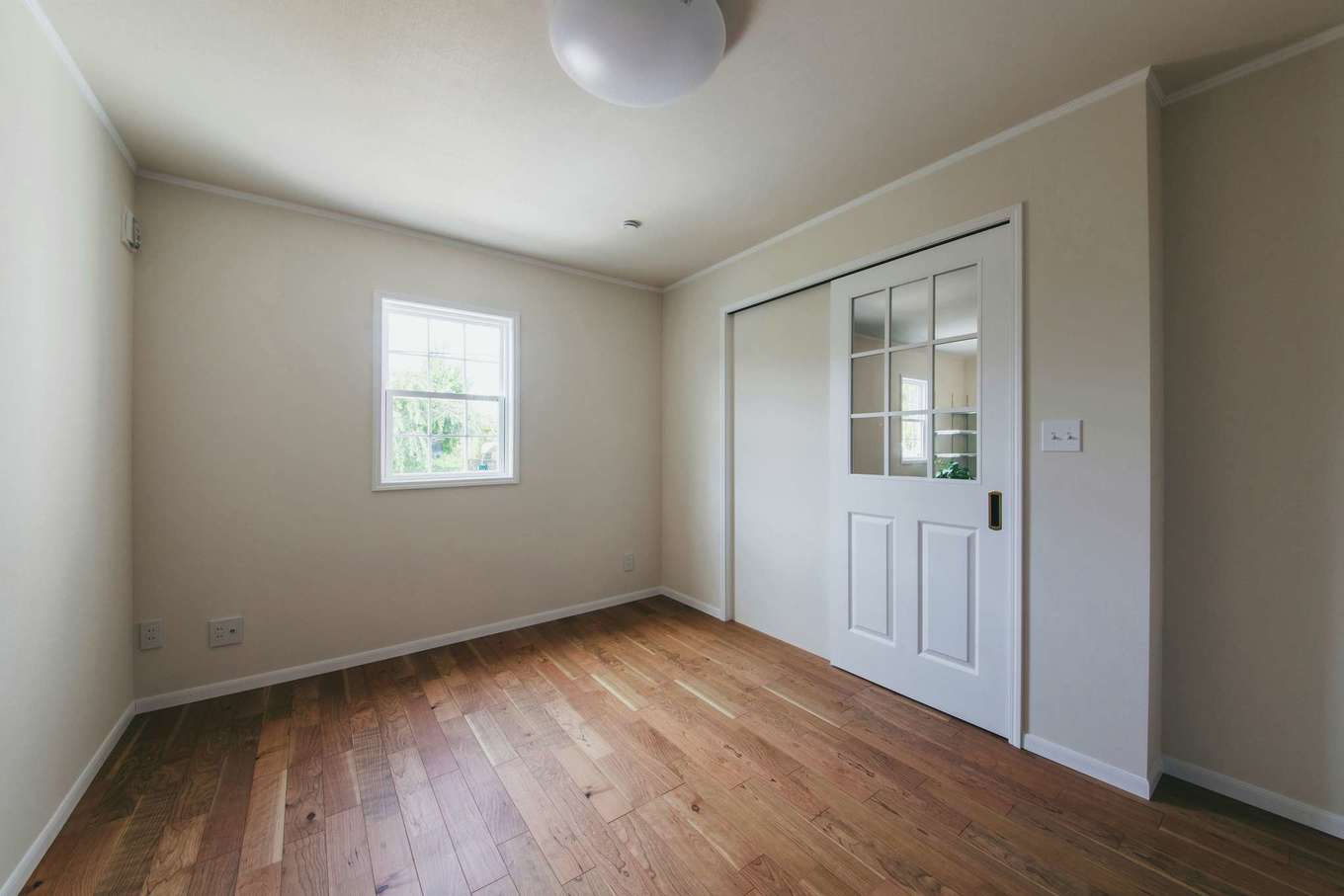 セルコホーム浜松（オバタケイ）【デザイン住宅、輸入住宅、間取り】1階、玄関を入ってすぐのゲストルーム。将来的に夫婦の寝室として使う予定