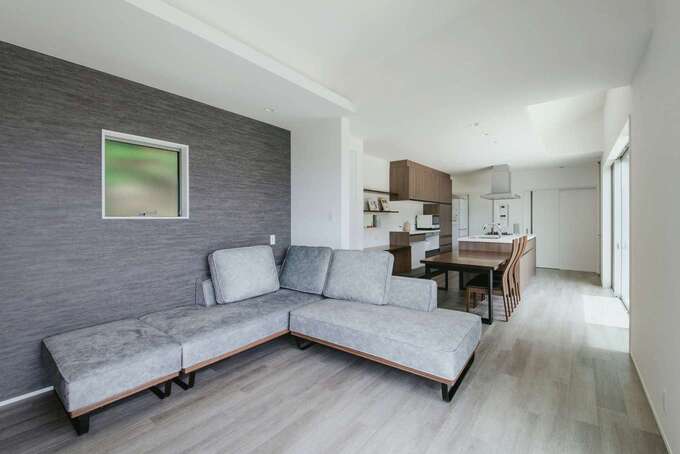 LDKは白とグレーのシンプルな色合いでコーディネート