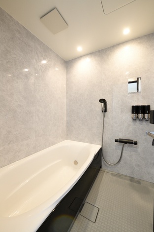 台を無くし黒とグレーでまるでホテルのバスルーム