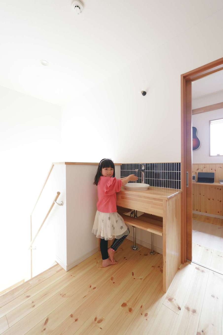 深見工務店 S-style【子育て、自然素材、間取り】2階フロアの洗面台。外から帰ってきて手を洗う習慣が自然と身につく
