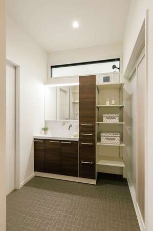 造作収納でお片づけも楽々のサニタリー。ハイサイドライトを採用し、北面とは思えない明るさを確保した