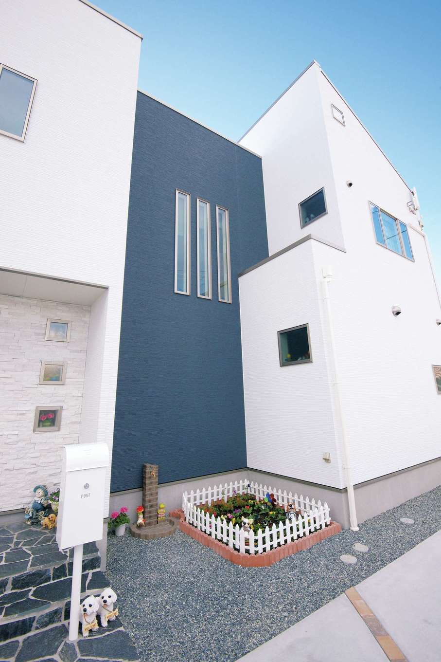 アフターホーム【1000万円台、デザイン住宅、ペット】玄関ポーチは凹ませ、右側の棟は1階を張り出させるなどユニークな形がN邸の特徴。空いたスペースにかわいらしい花壇を作った