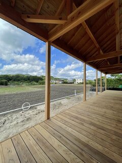 天然木のあたたかみが感じられるウッドデッキ。のんびり過ごせる広々とした空間が魅力で、景色を楽しみながらリラックスできる。