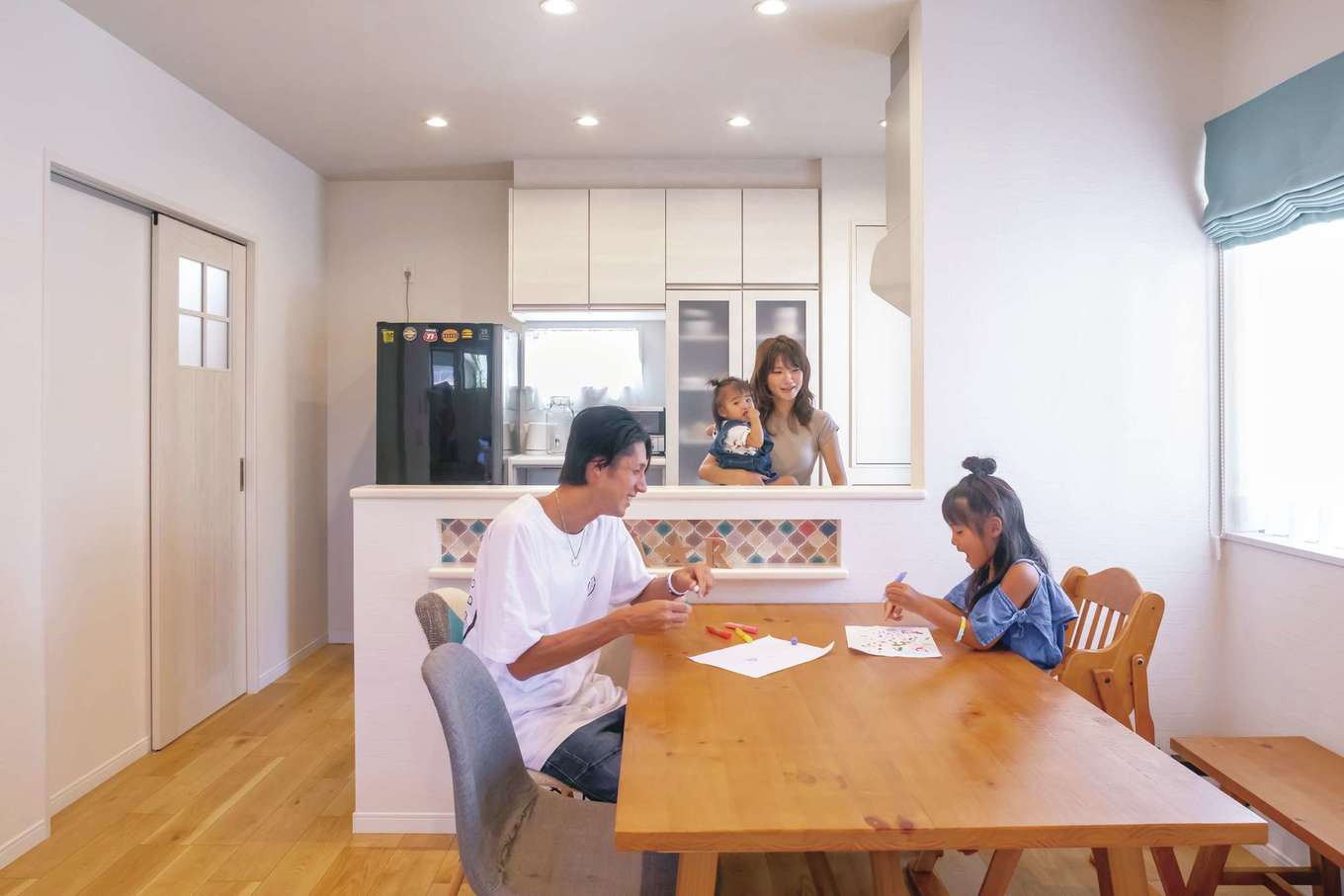 カナメクラフト（かなめ創建）【デザイン住宅、狭小住宅、省エネ】キッチンや建具を白で統一。冬はガス式床暖房でLDK全体がぽかぽかの暖かさ