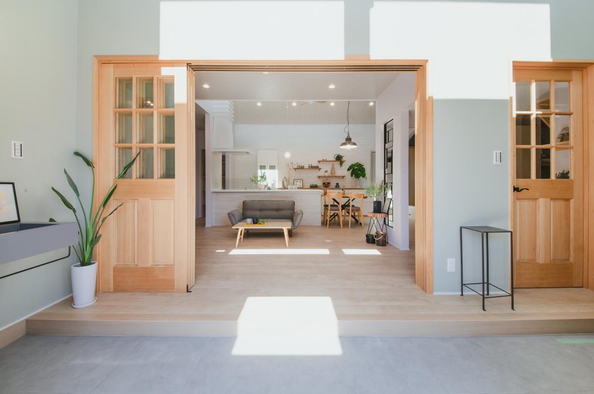 スカイグラウンド【デザイン住宅、間取り、平屋】玄関を入った瞬間、開放感あふれる吹抜けの土間が広がる