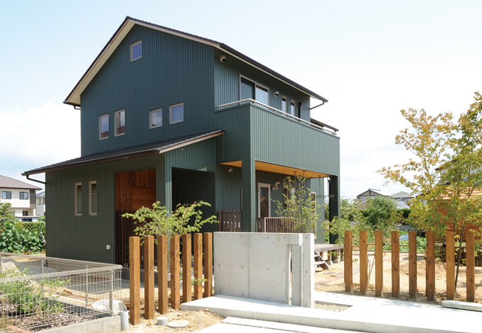 木とガルバリウムのコントラストが美しい外観