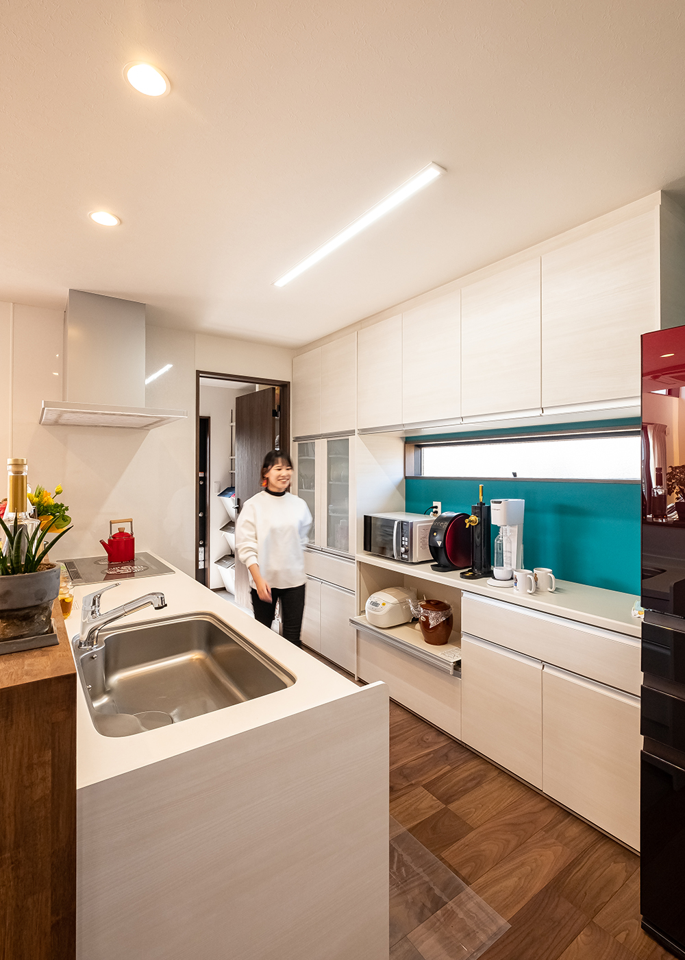 -delphi- デルフィ（藤井建築事務所） 【デザイン住宅、間取り、建築家】ターコイズブルーの壁紙がアクセント