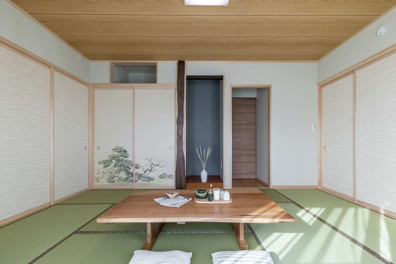 住まいるコーポレーション【二世帯住宅、自然素材、間取り】玄関とつながる10畳の和室。襖を開けると寝室もひと続きになり、両親が水入らずで過ごす場所に利用できる