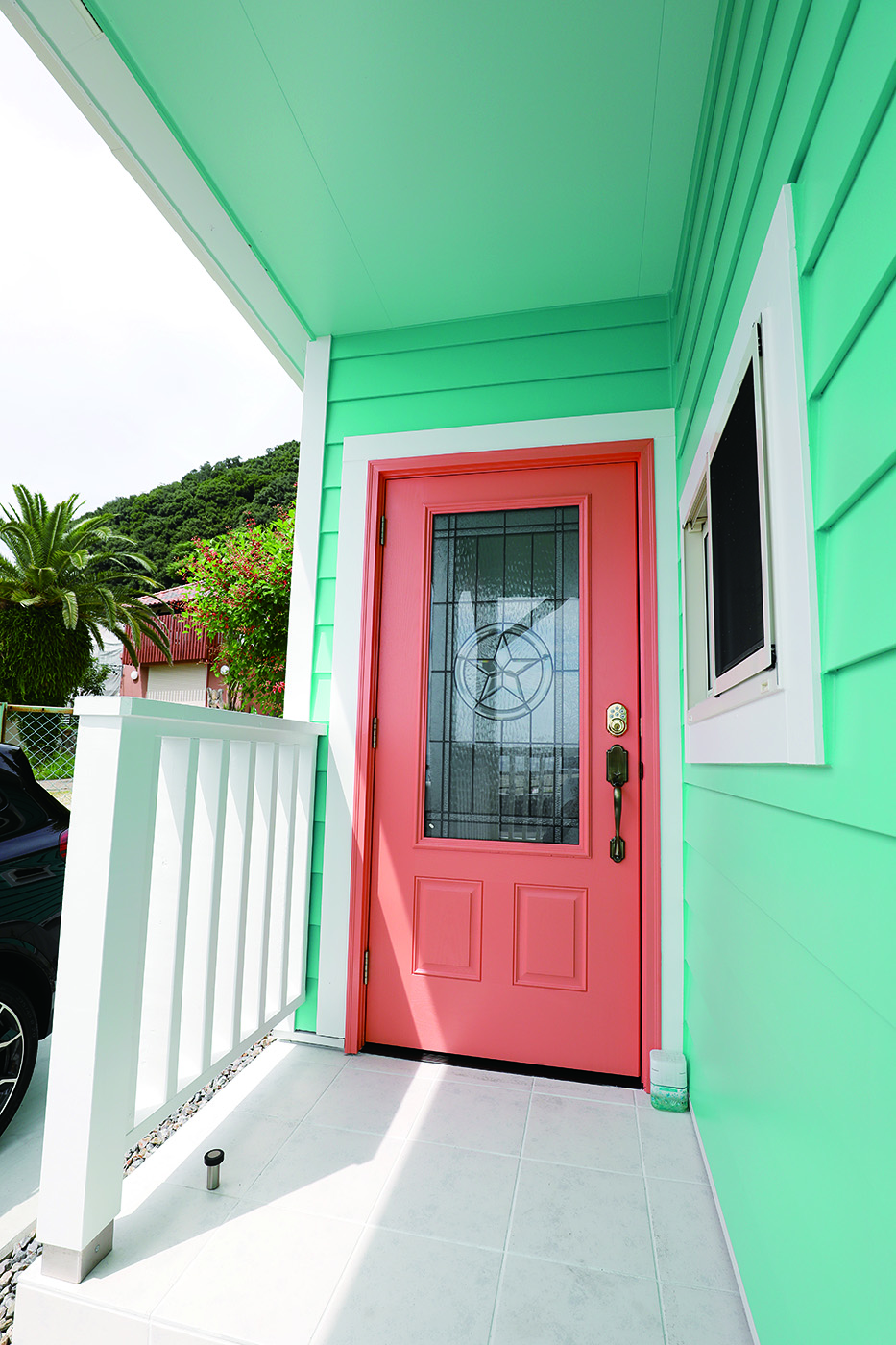 ジェネラルアメリカンホーム【デザイン住宅、趣味、ガレージ】アクセントとなるオレンジ色の玄関ドアは、ハワイ滞在中に見た住宅をイメージしたもの