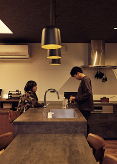 バーにいる気分でお酒を楽しめるキッチン