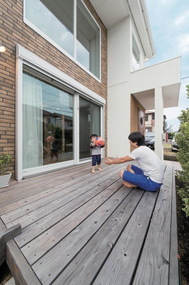 外と中をつなぐウッドデッキは、BBQやプールなど、アウターリビングとして大活躍