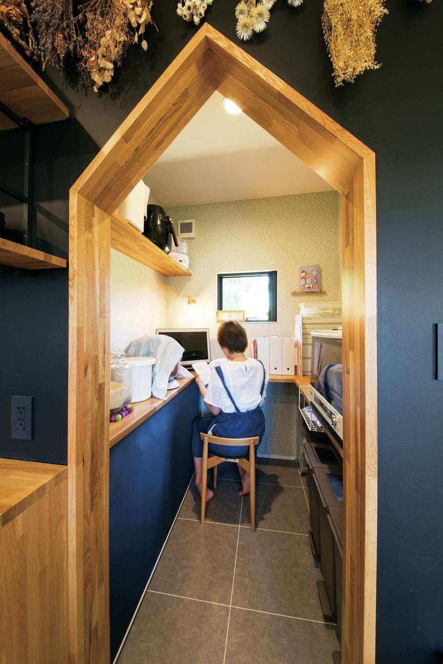 SEVEN HOUSE/セブンハウス【デザイン住宅、平屋、子育て】キッチン奥に設けたパントリー。三角の垂れ壁が空間のアクセントに。垂れ壁はほかにも２か所あり、それぞれカタチが違うのもおもしろい