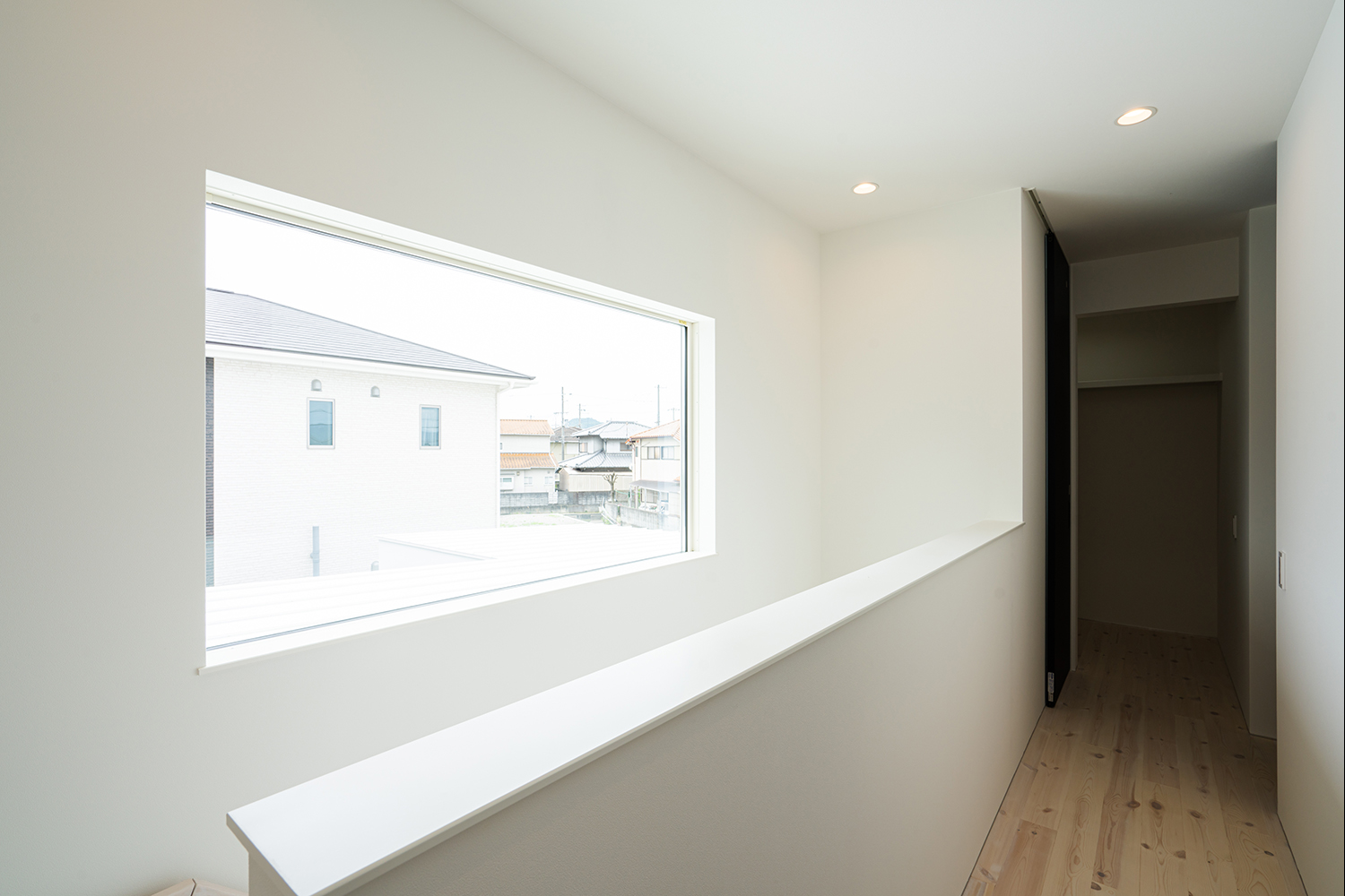 ETERNITY（エタニティ)　SIMPLE NOTE 浜松東【デザイン住宅、建築家、ガレージ】2階の階段ホールにも収納などを用意