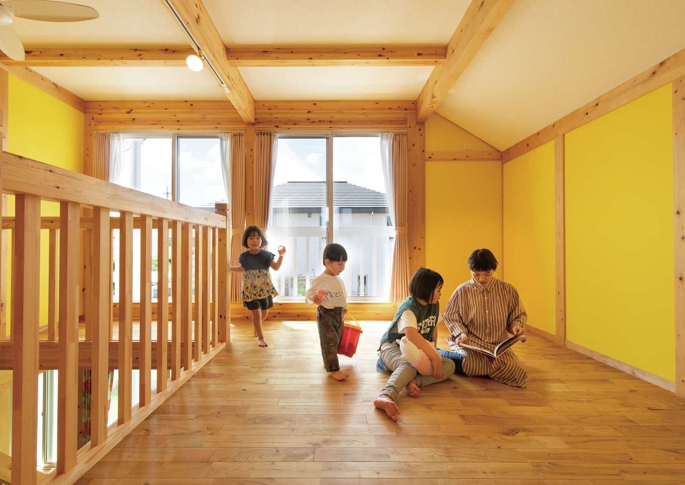 サイエンスホーム【子育て、自然素材、間取り】さまざまな過ごし方ができる2階のフリースペース。将来的には間仕切りして、三女の部屋を作る予定
