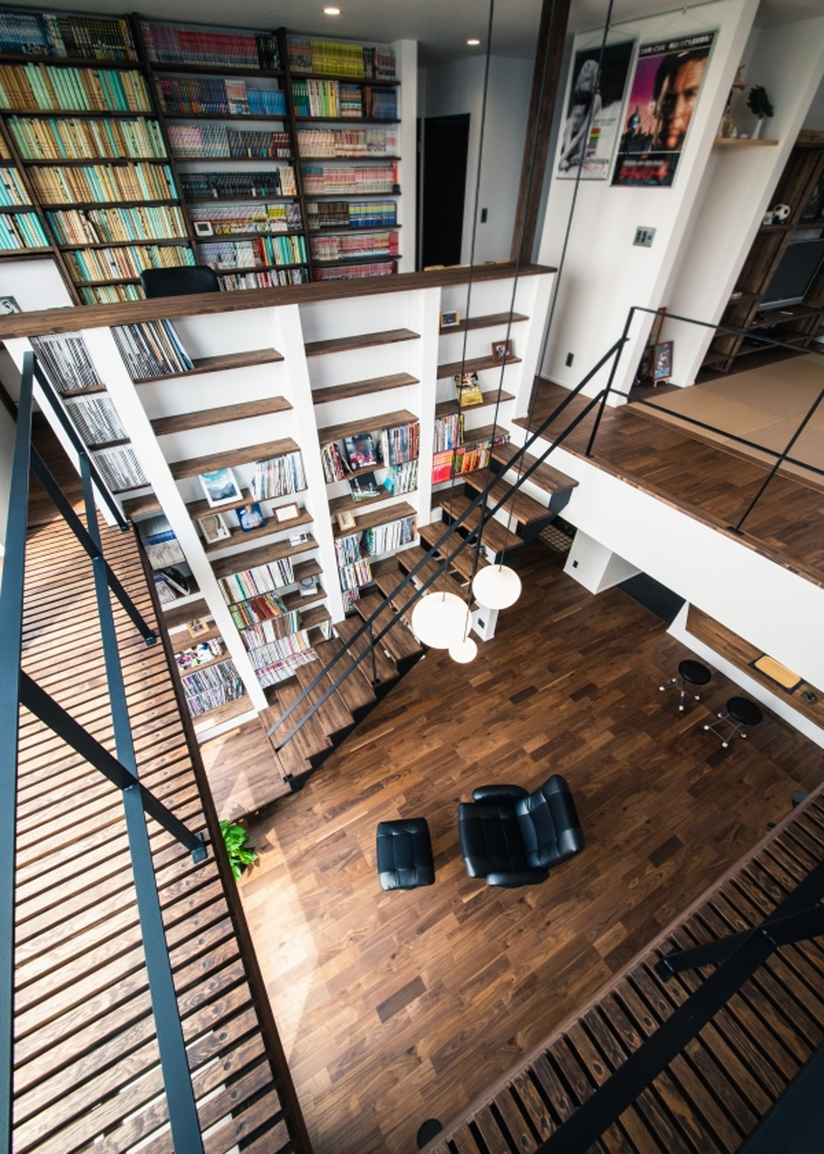 小幡建設【デザイン住宅、収納力、趣味】吹き抜けの上まで本棚に