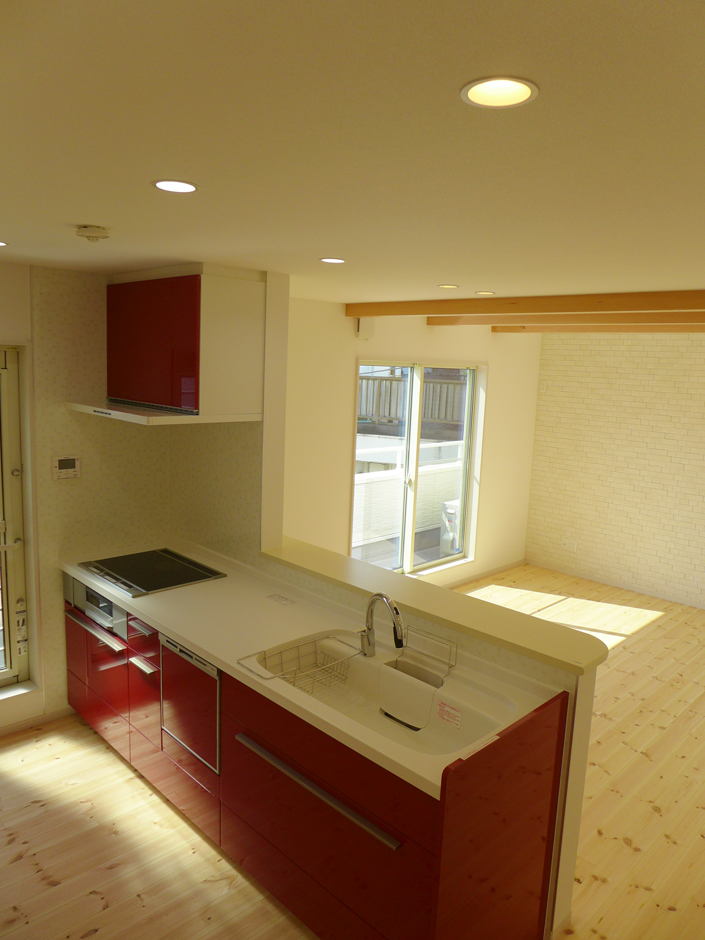 建築システム（狭小住宅専門店）【収納力、二世帯住宅、間取り】防臭、除湿できるエコカラットは、ブロックレンガ調の模様でLDKのアクセントとなった