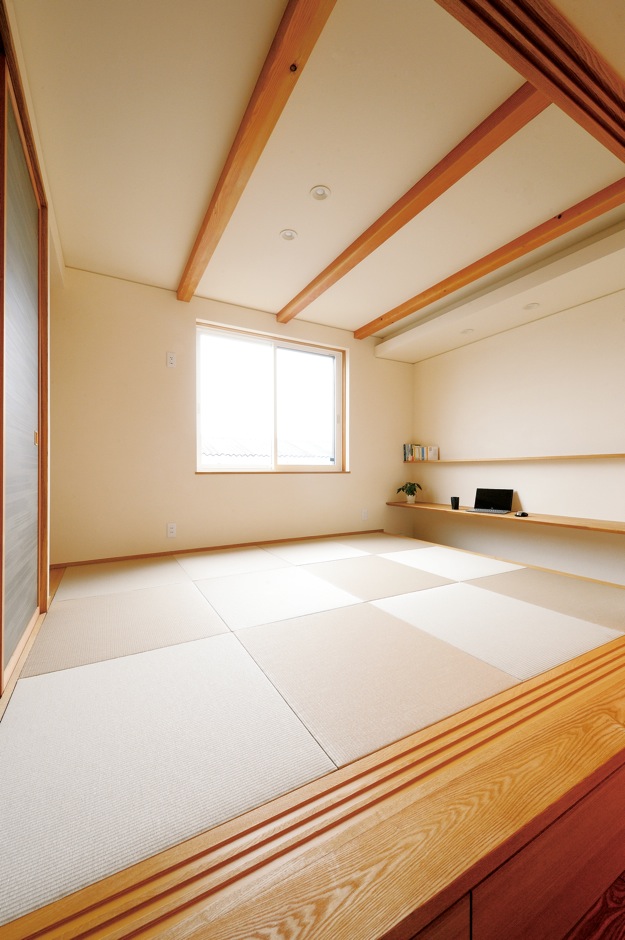 神谷綜合建設 カミヤの家【和風、省エネ、平屋】小上が りの和室は間仕切り可能で、ゲス トの寝室にもなる。掘りごたつ式のPCカウンターも造作。畳の下は収納