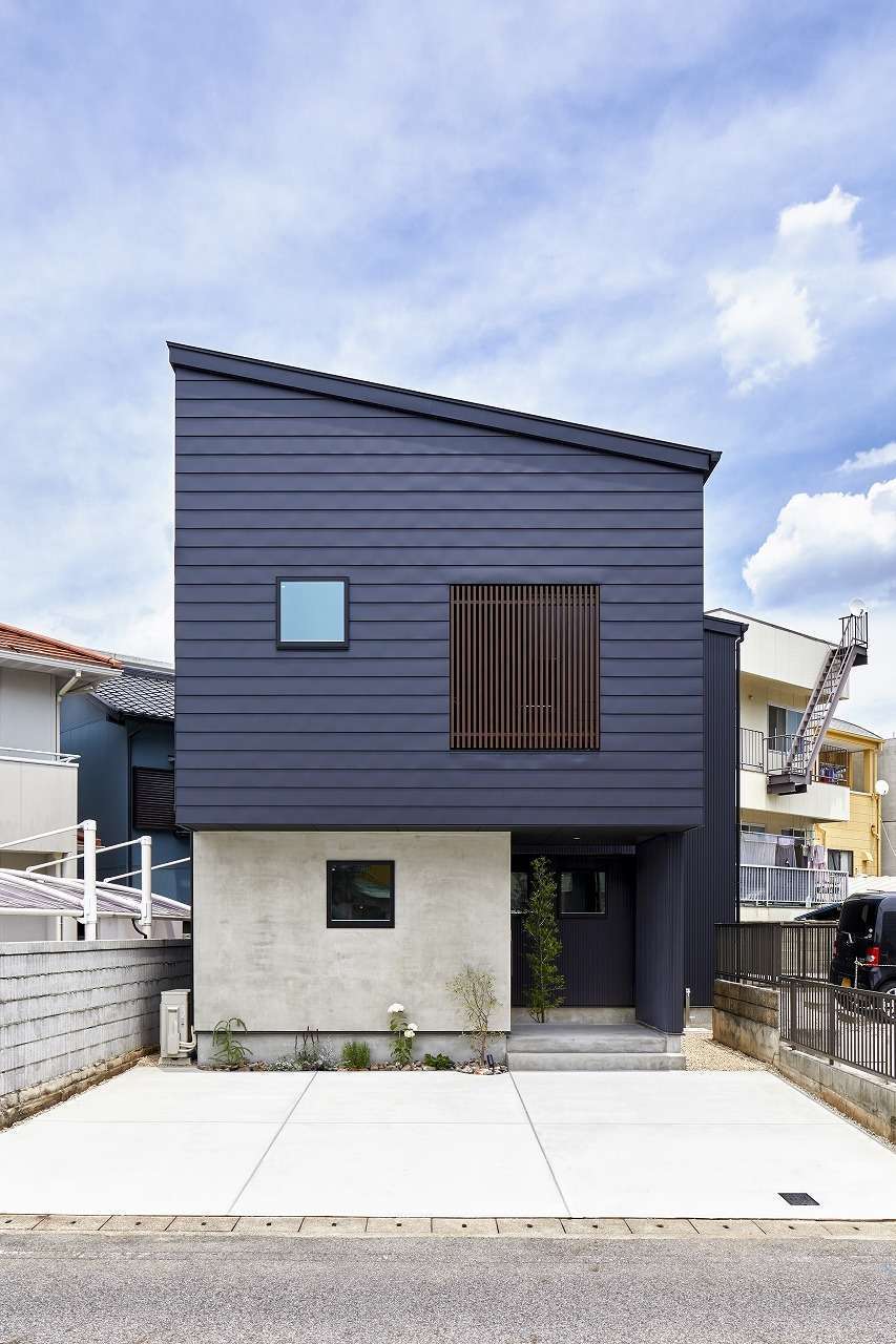 温戸ライフ【子育て、狭小住宅、インテリア】耐久性の高いガルバリウム鋼板にモルタルを組み合わせてオシャレに仕上げたK邸の外観