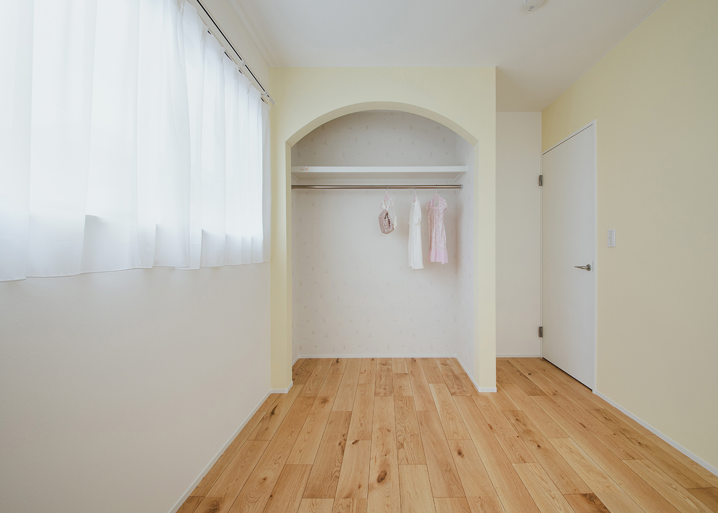 ナイスホーム【デザイン住宅、趣味、間取り】子ども部屋には優しい色合いの壁紙を採用。オープン収納の仕切りはアーチ型にして可愛らしく仕上げた