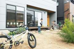 庭は子どもの外遊びやBBQ、家庭菜園に大活躍