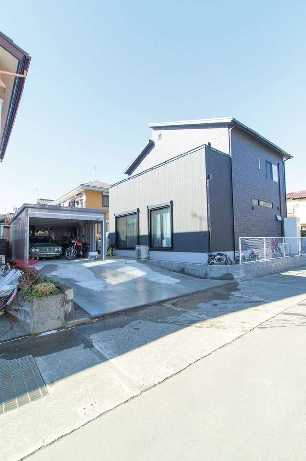 外観は人と違うものにしたかった」とご主人。棟をずらし、外壁は最新の