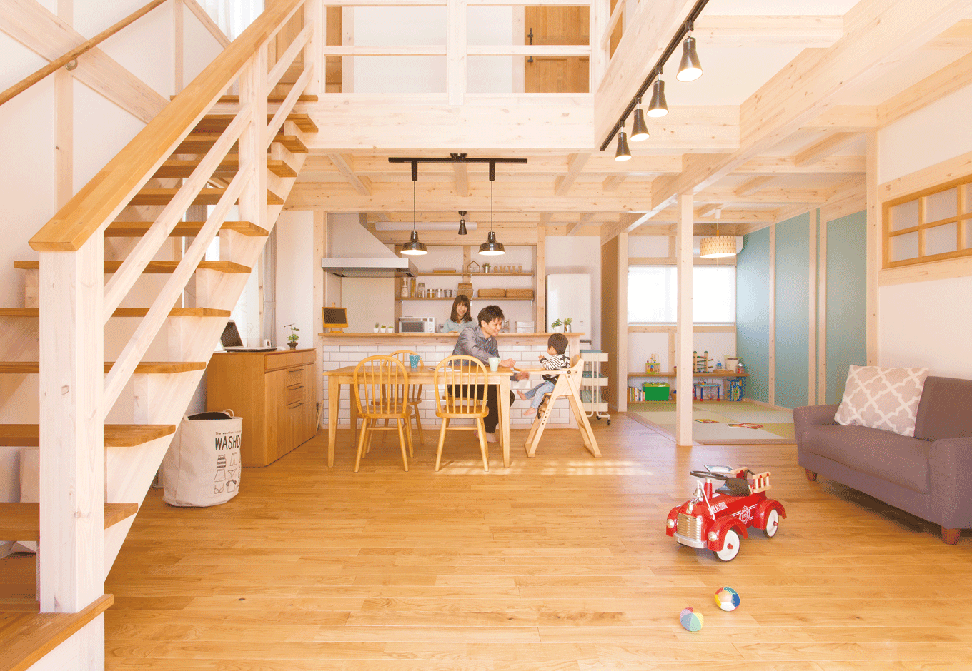 サイエンスホーム【デザイン住宅、自然素材、間取り】吹抜けの開放感が気持ちいいLDK。こんなに大きな吹抜け空間があっても、外張り断熱の効果で上下階の温度差がほとんどなく、年中快適に過ごせる