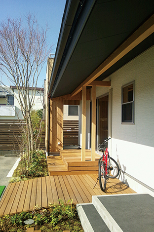 福工房【静岡市駿河区下川原6丁目26-8・モデルハウス】玄関ポーチからウッドデッキまで軒が大きくせり出しているので雨天にも便利