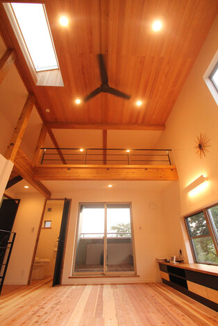 吹き抜けのあるリビング。日中はトップライトからの光が室内を優しく照らす