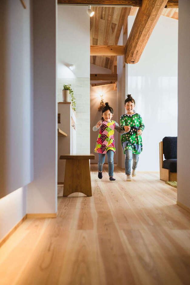 ぐるぐると家の中を回遊できる、平屋ならではの贅沢な間取り。暖かい肌触りの床は上質な無垢のスギで、時とともに風合いを増していく