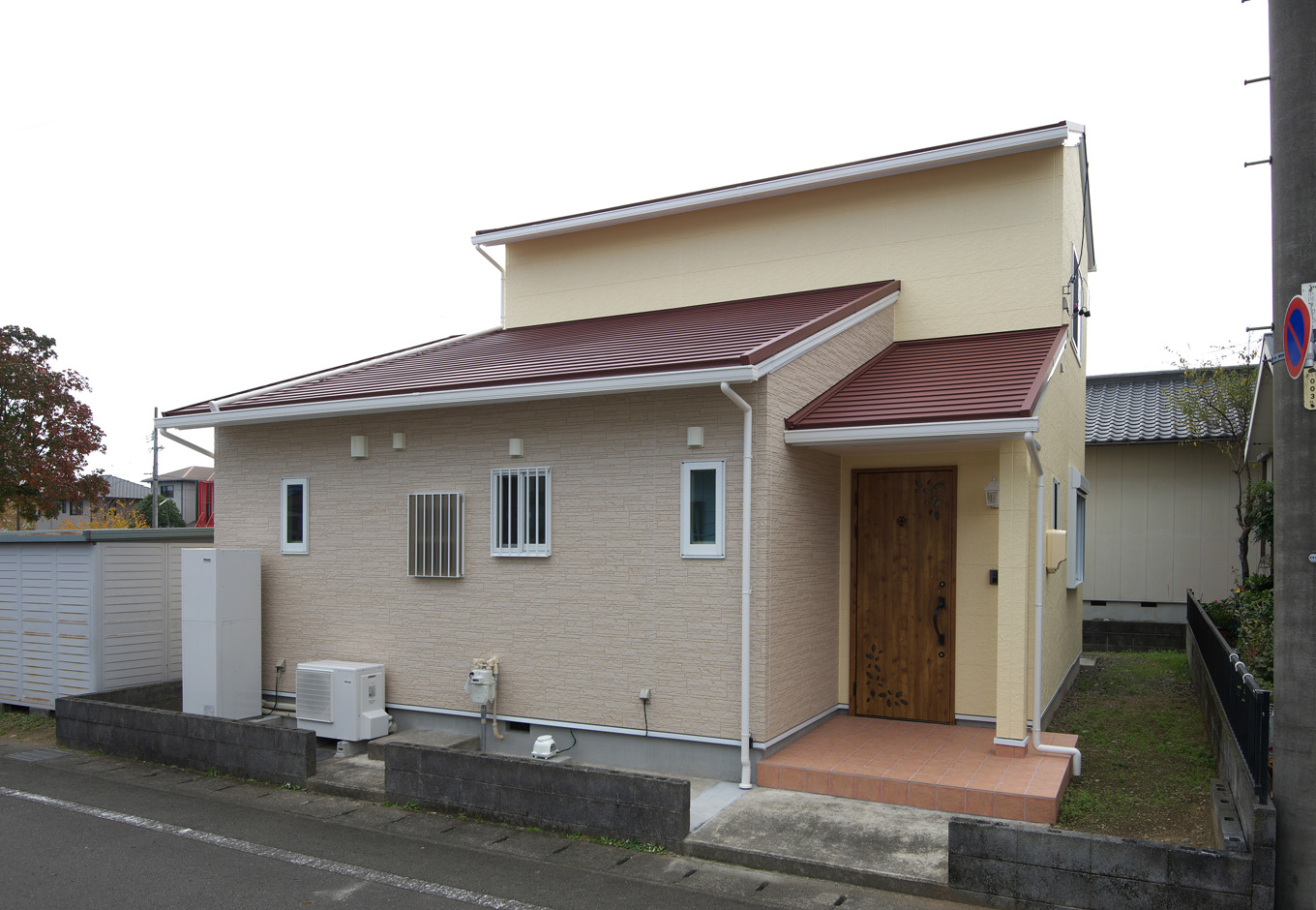 ワイズホーム｜和風建築が、お洒落な洋風へとチェンジ！周囲になじむよう色味はそのままだが、言われなければ通常の新築物件に見える