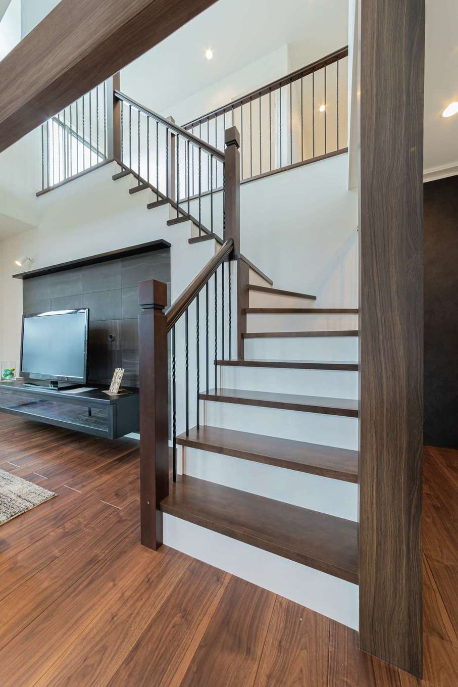 大成工務店【デザイン住宅、収納力、高級住宅】リビングから3階に続く階段は、木の手すりを採用してトラディショナルな雰囲気に