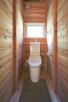 木の温もりを感じるトイレ空間。さわやかな窓から自然光が入り込み、落ち着いた雰囲気を醸し出している