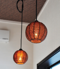 店舗で使われている照明器具。アジアンテイストで照明ひとつにもこだわりを感じられる