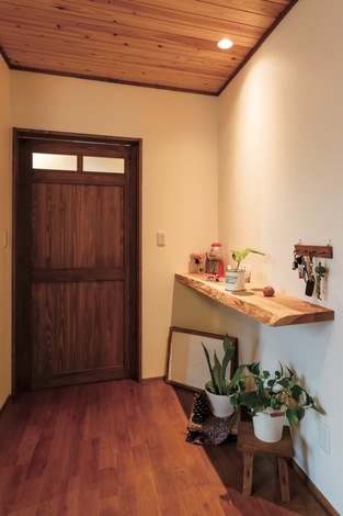 ホールにある造作棚も、レイアウトでディスプレイのような雰囲気に