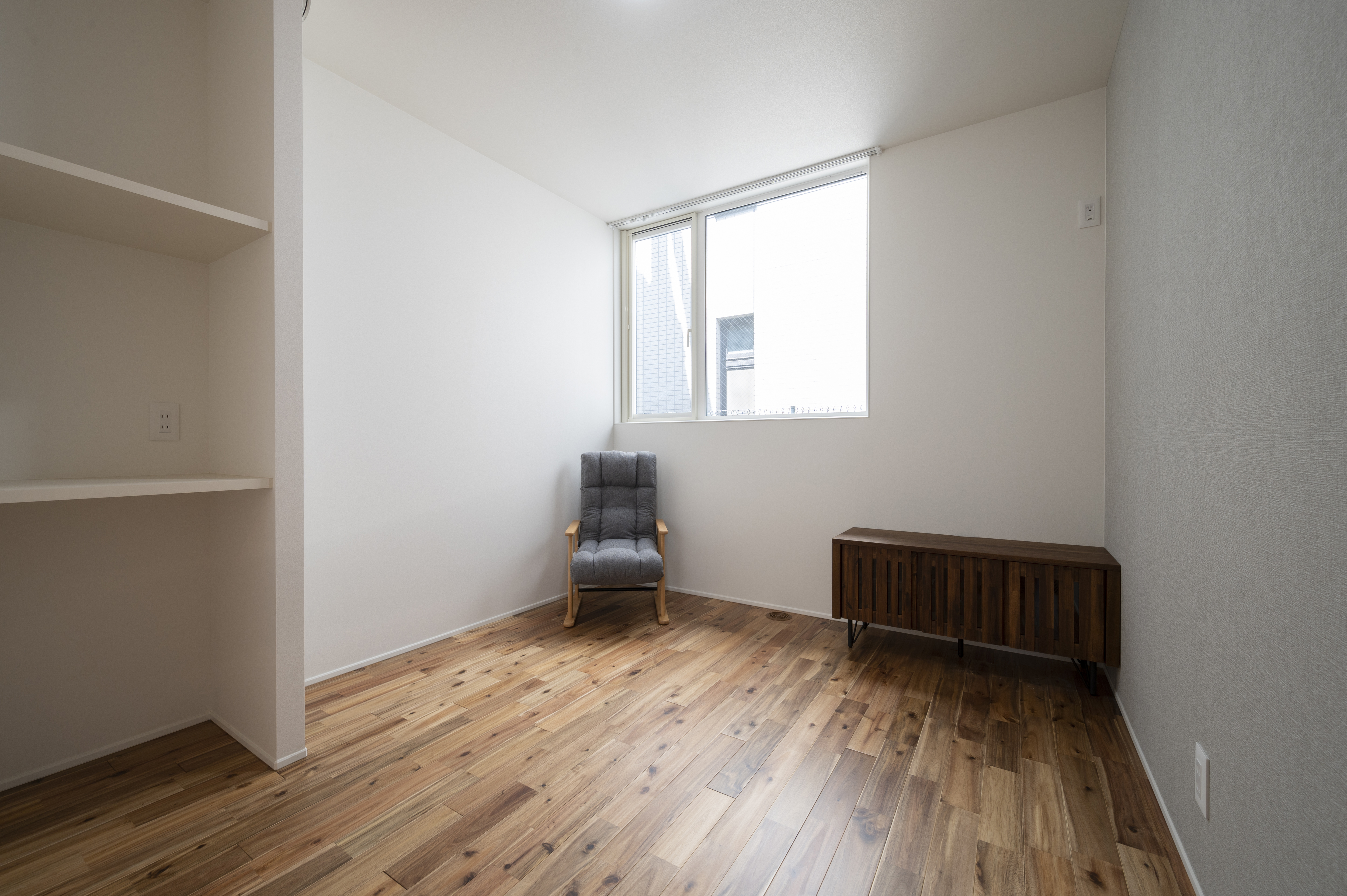 オネストアーク｜窓からの光が心地よいシンプルな居室。木のぬくもりを感じる床材が使われ、落ち着いた雰囲気を醸し出している。