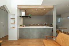 木目調の下がり天井がやわらかな雰囲気をつくるキッチン。奥行きのある造作棚が使いやすそうで、料理の準備や片付けもスムーズにすすめられる印象です。